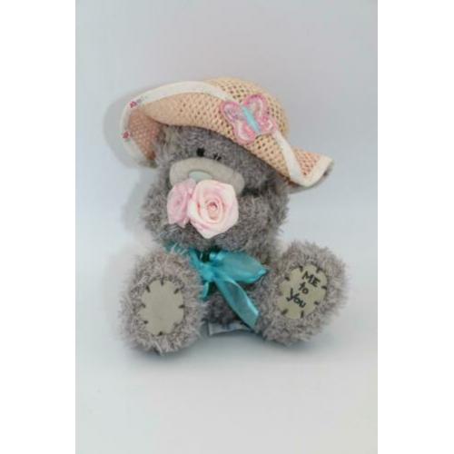 Me to you beertje rieten hoedje roosjes knuffel cadeautip