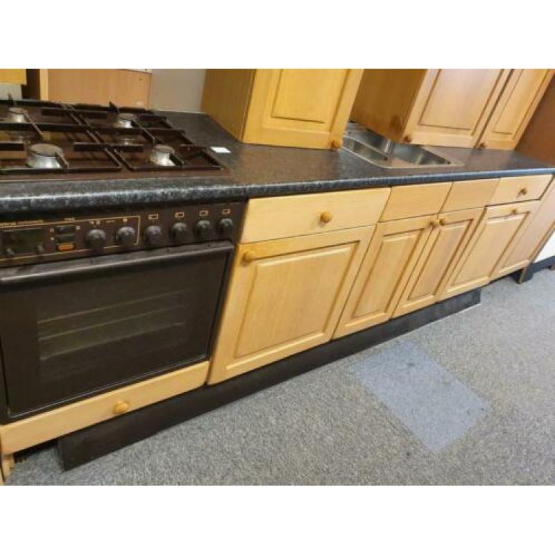 Complete keuken oven kookplaat afzuigkap kraan b325/d60/h90