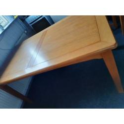 Nog mooie eettafel gratis op te halen
