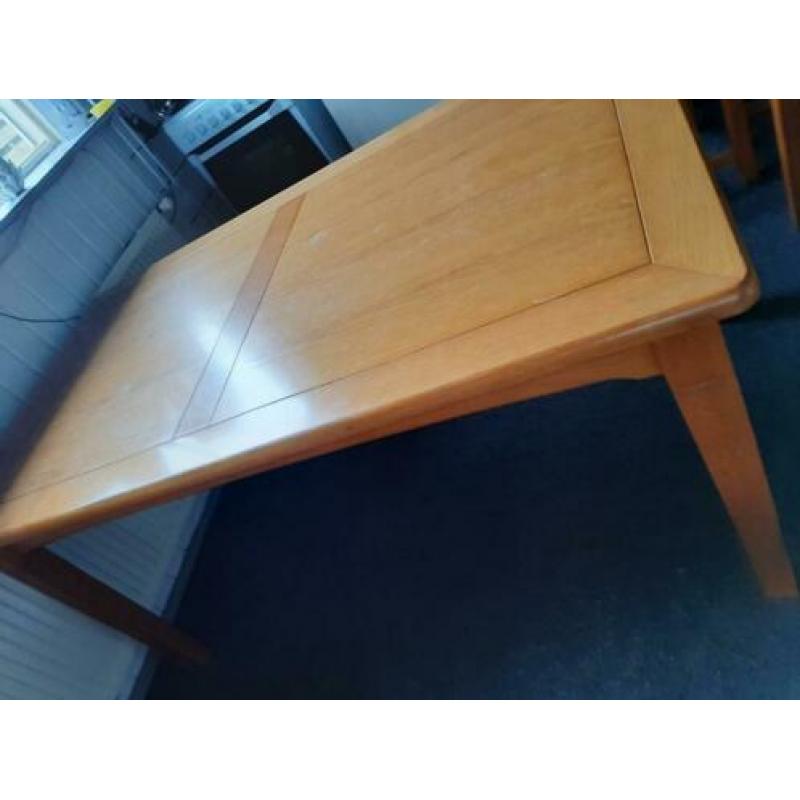 Nog mooie eettafel gratis op te halen