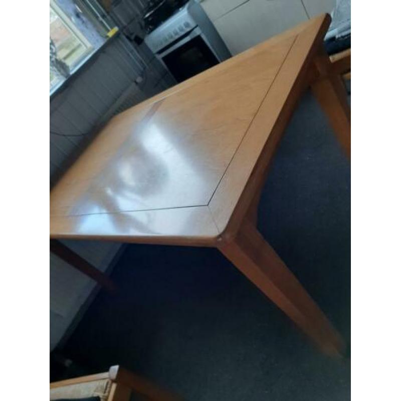 Nog mooie eettafel gratis op te halen