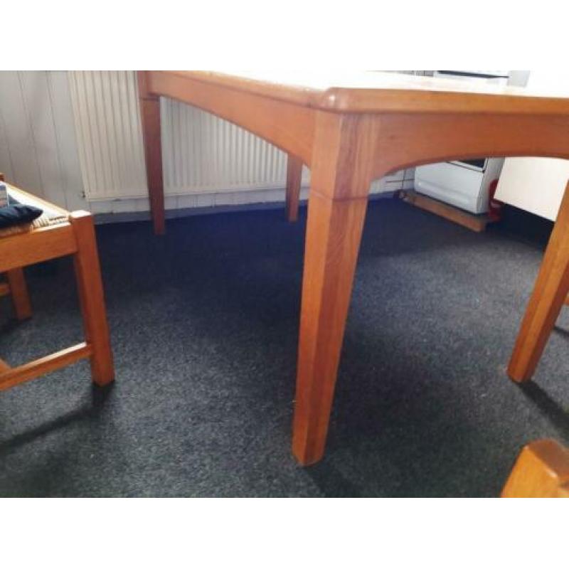 Nog mooie eettafel gratis op te halen