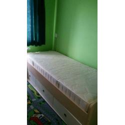 Te koop eenpersoonsbed met 3 grote laden