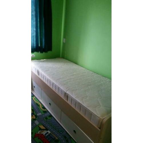 Te koop eenpersoonsbed met 3 grote laden