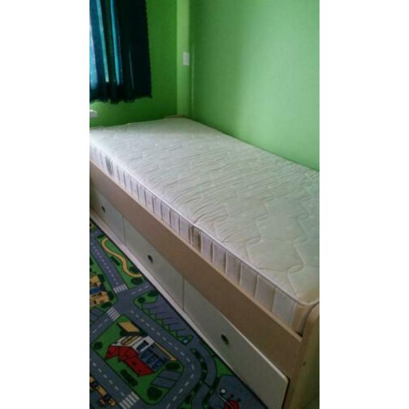 Te koop eenpersoonsbed met 3 grote laden