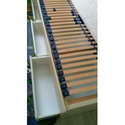 Te koop eenpersoonsbed met 3 grote laden