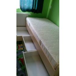 Te koop eenpersoonsbed met 3 grote laden
