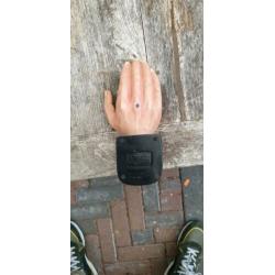 Jack klijn hand voor de pinda kom
