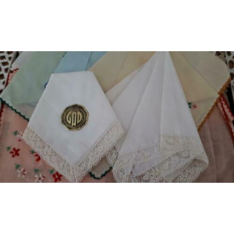 10 Vintage dames zakdoekjes, geborduurd, kant, wit&pastel