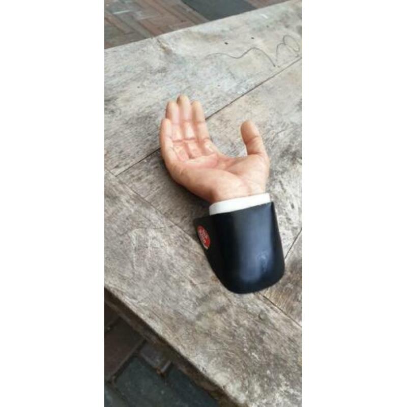 Jack klijn hand voor de pinda kom