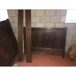 Antieke slaapkamer met kast en dressoir