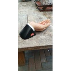 Jack klijn hand voor de pinda kom