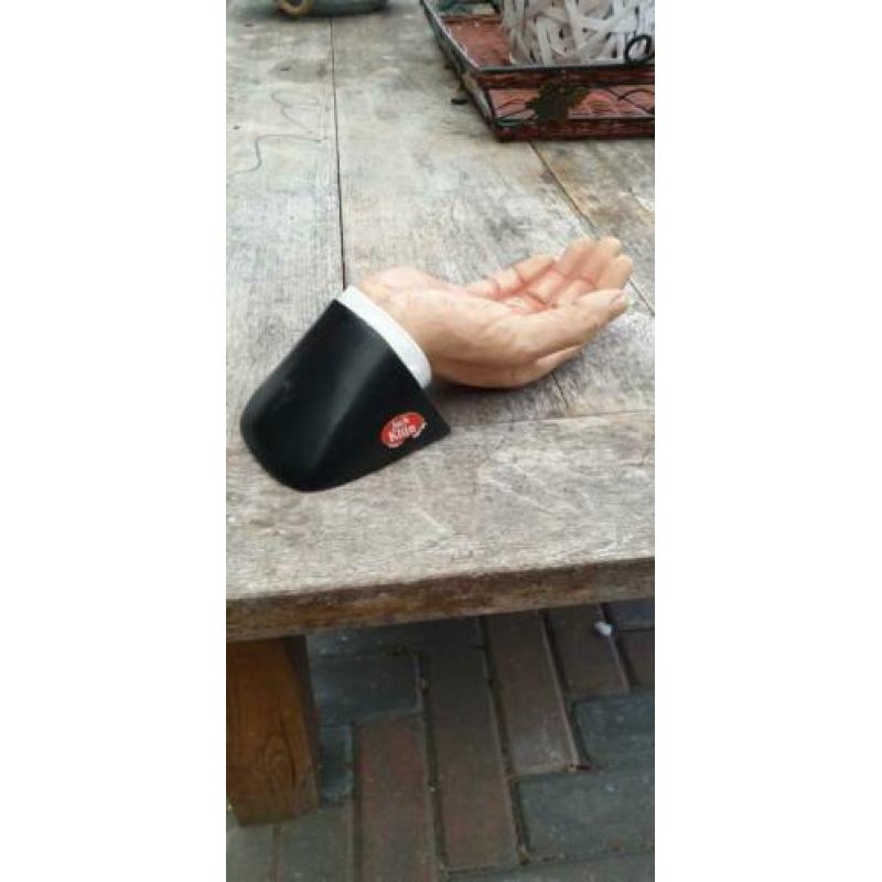 Jack klijn hand voor de pinda kom