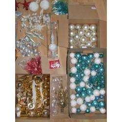 Heel veel kerst ballen, slingers, spullen