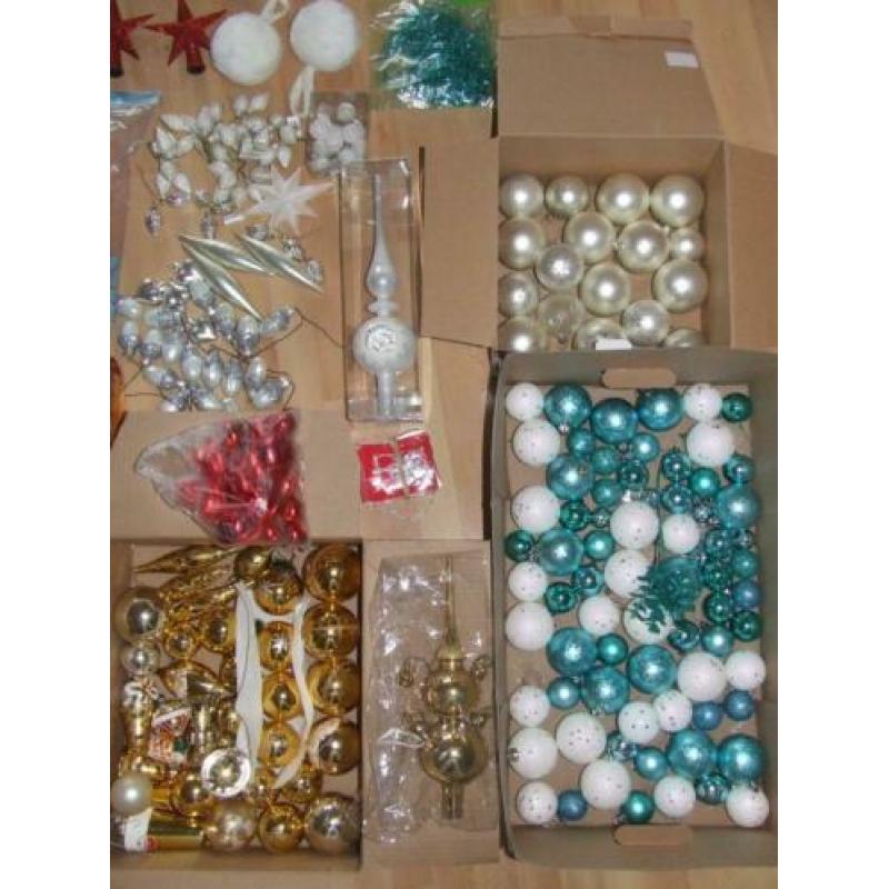 Heel veel kerst ballen, slingers, spullen