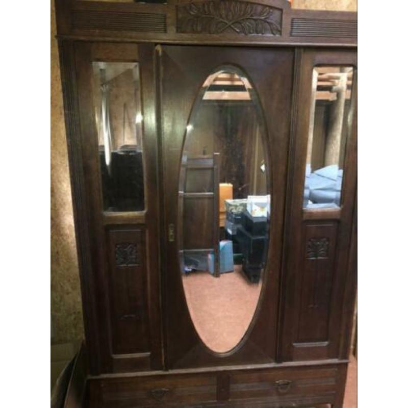 Antieke slaapkamer met kast en dressoir