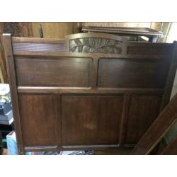 Antieke slaapkamer met kast en dressoir
