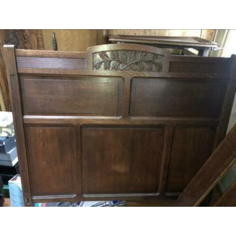 Antieke slaapkamer met kast en dressoir