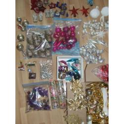 Heel veel kerst ballen, slingers, spullen