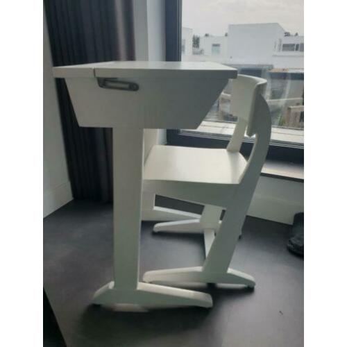 Oud schoolbureautje met stoel