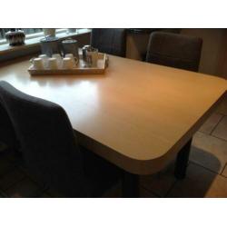Degelijke zware tafel .