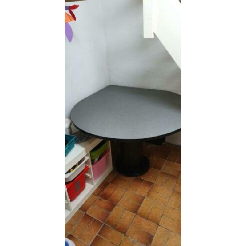 Half ronde in / uitklapbare tafel te koop met 4 stoelen.