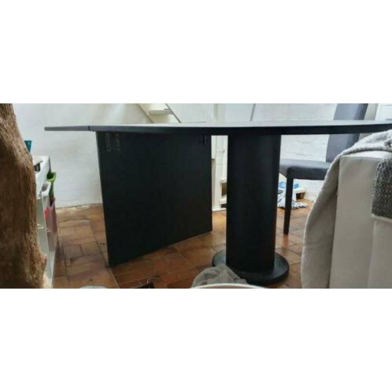 Half ronde in / uitklapbare tafel te koop met 4 stoelen.