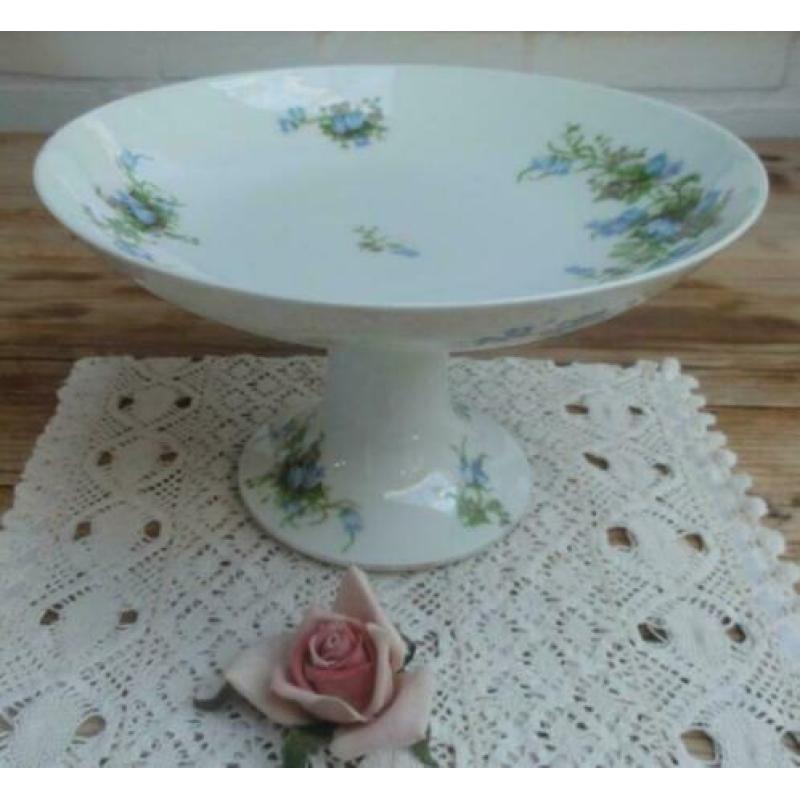 Franse brocante schaal op voet met blauwe klokjes, Limoges