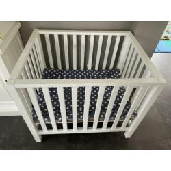 Mooie witte box TWF met boxkleed