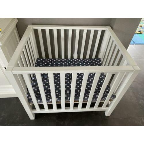 Mooie witte box TWF met boxkleed