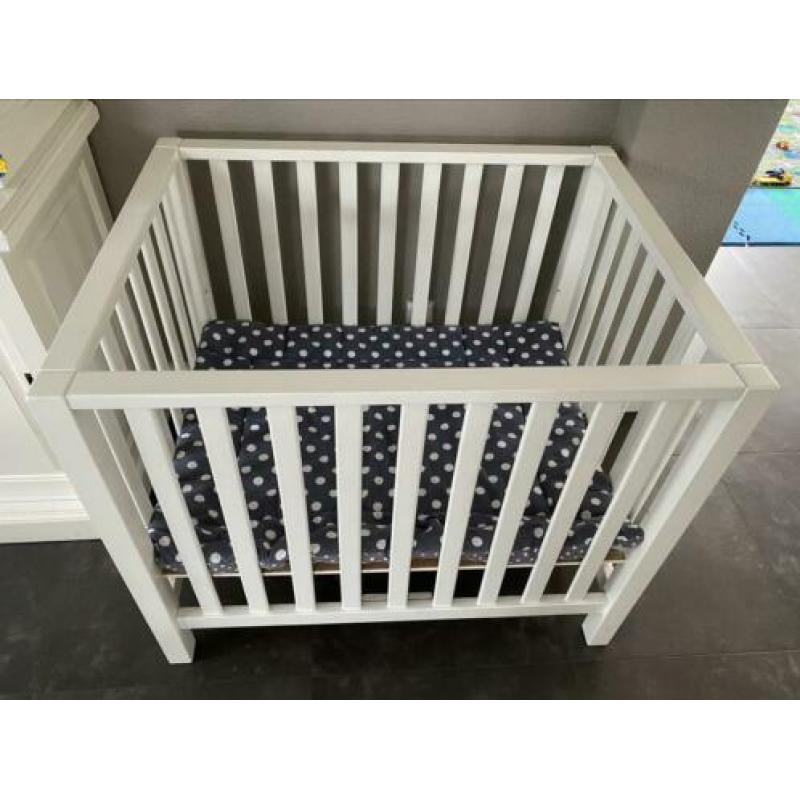 Mooie witte box TWF met boxkleed