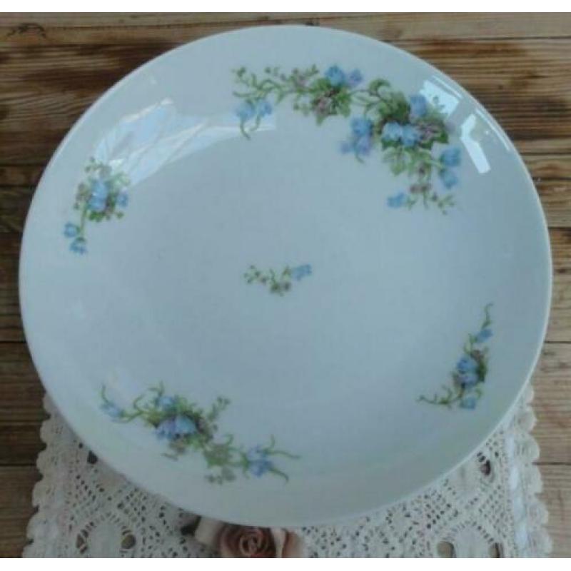 Franse brocante schaal op voet met blauwe klokjes, Limoges