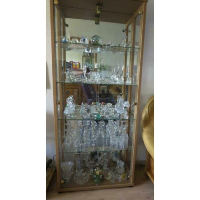 (00) Glazen vitrinekast inclusief kristallen voorwerpen