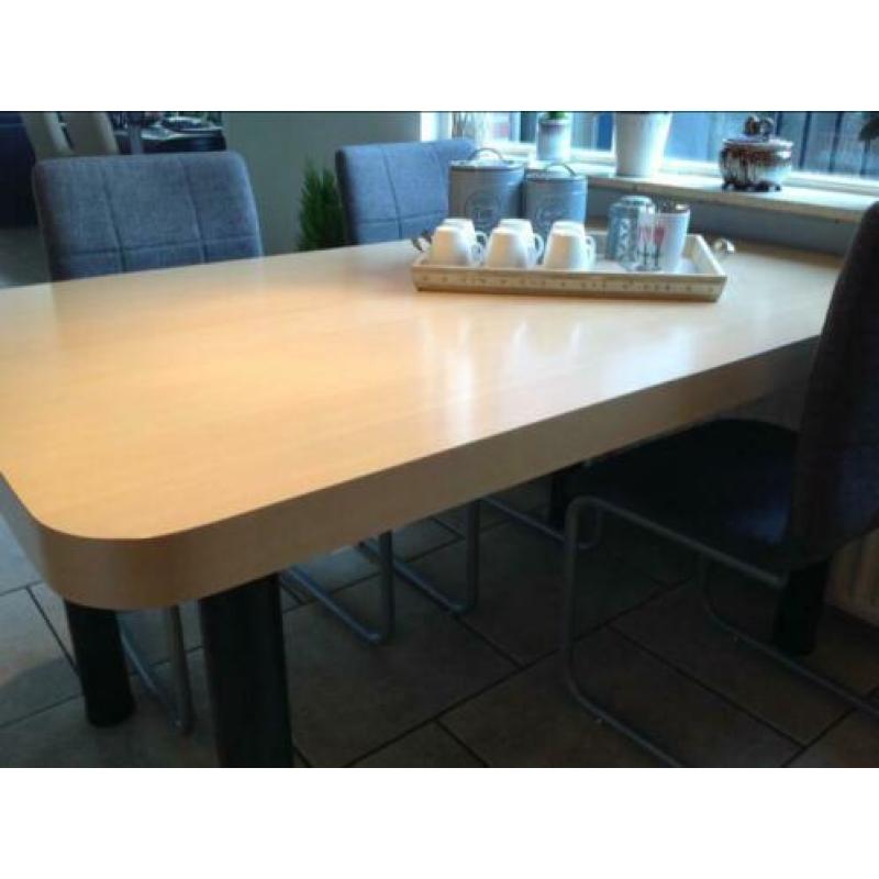 Degelijke zware tafel .