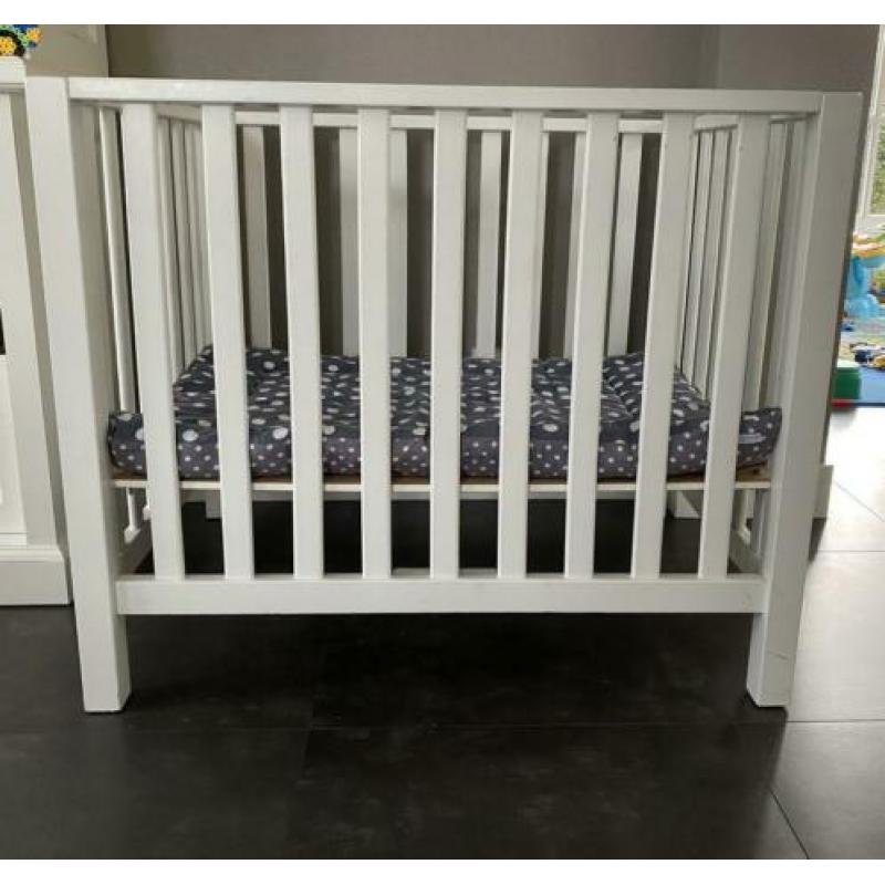 Mooie witte box TWF met boxkleed