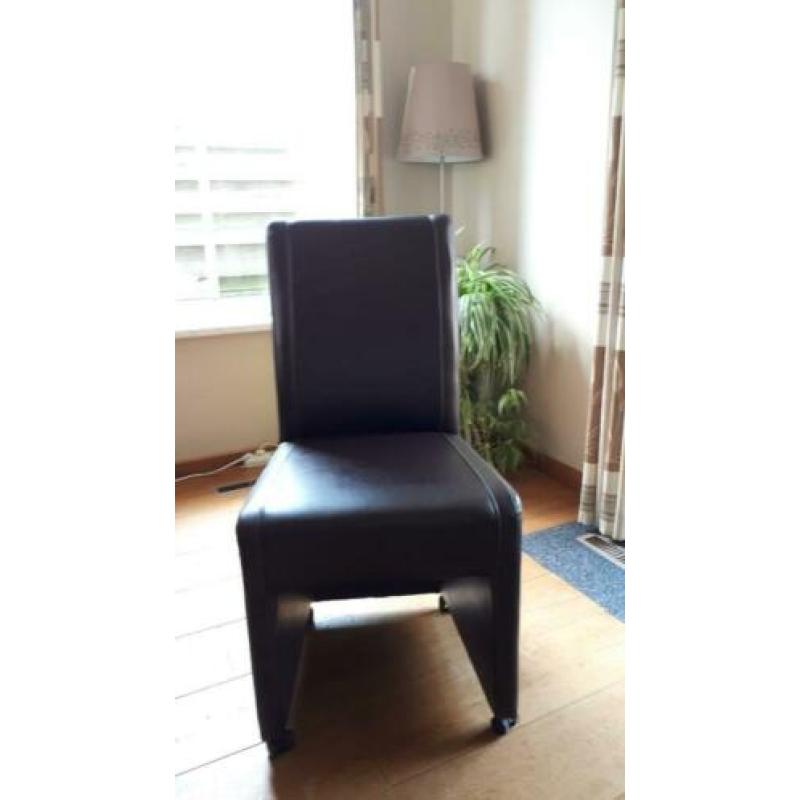 4 nette eetkamerstoelen kunstleder met wieltjes