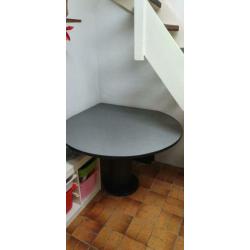 Half ronde in / uitklapbare tafel te koop met 4 stoelen.