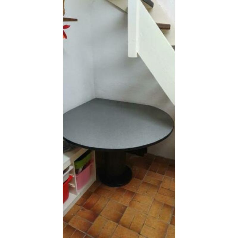 Half ronde in / uitklapbare tafel te koop met 4 stoelen.