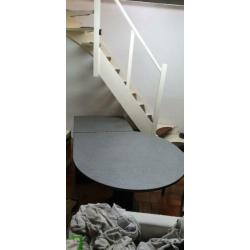 Half ronde in / uitklapbare tafel te koop met 4 stoelen.
