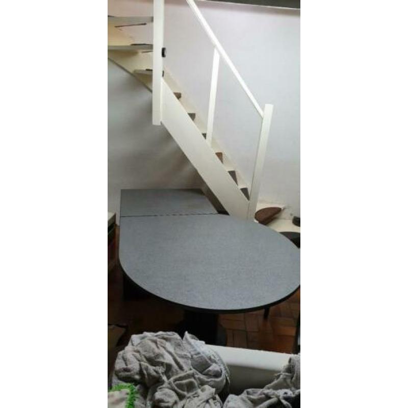 Half ronde in / uitklapbare tafel te koop met 4 stoelen.