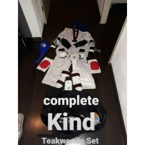 Complete teakwondo set. Maar 2x gedragen sommige spullen nog