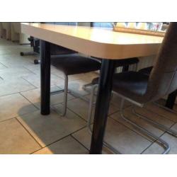 Degelijke zware tafel .