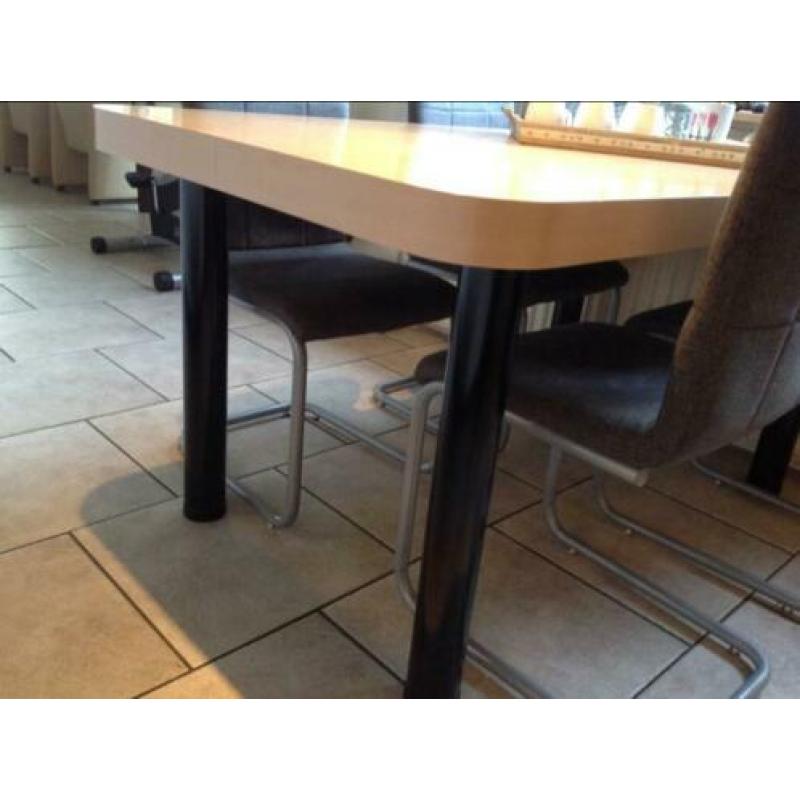 Degelijke zware tafel .