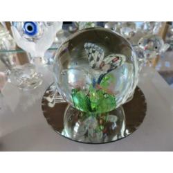 (00) Glazen vitrinekast inclusief kristallen voorwerpen