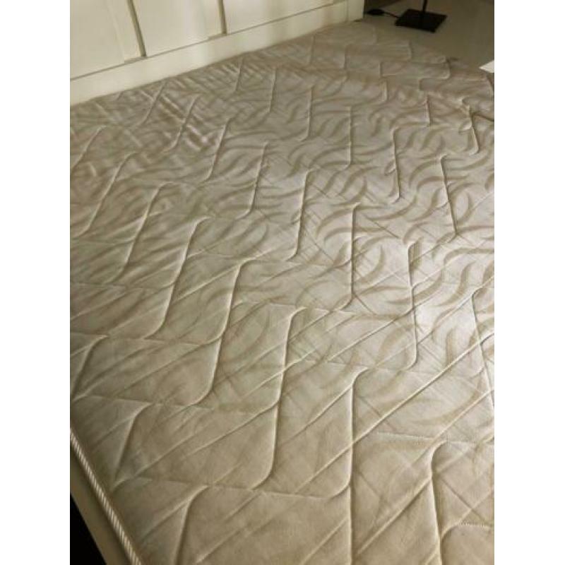 Tweepersoons bed (140x200cm)
