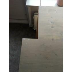 Stevige commode met bijpassende wieg