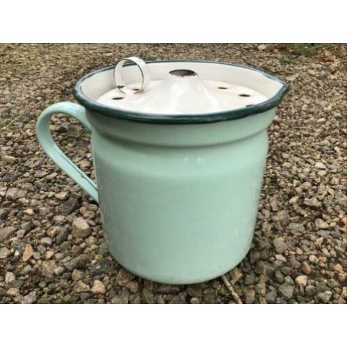 Groen emaille melkkoker.