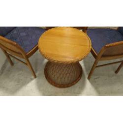 Superleuke rotan zitset tafel met stoelen!