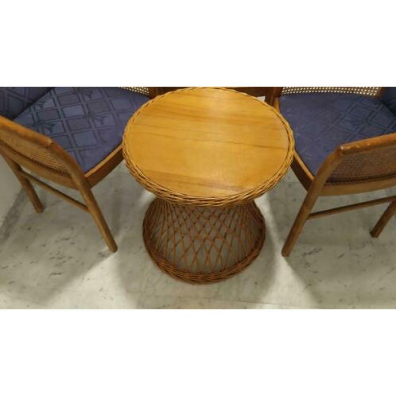 Superleuke rotan zitset tafel met stoelen!