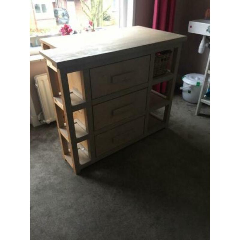Stevige commode met bijpassende wieg